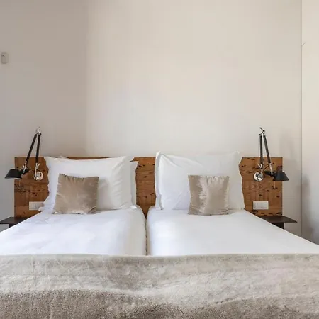 Apartment Plum Guide - Sterling Copper Lisbon